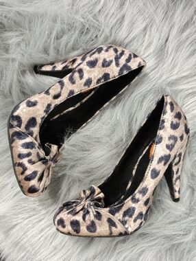 Velvet Leopard Print Pumps Tan Black Round Toe Ruffle